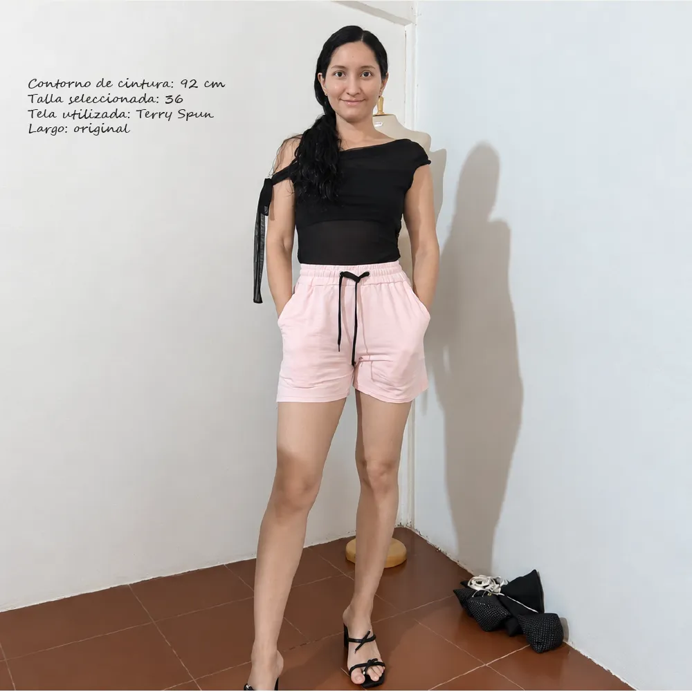 Mujer modelando el Short Rose, un patrón de costura PDF ideal para confeccionar ropa cómoda con acabados profesionales.