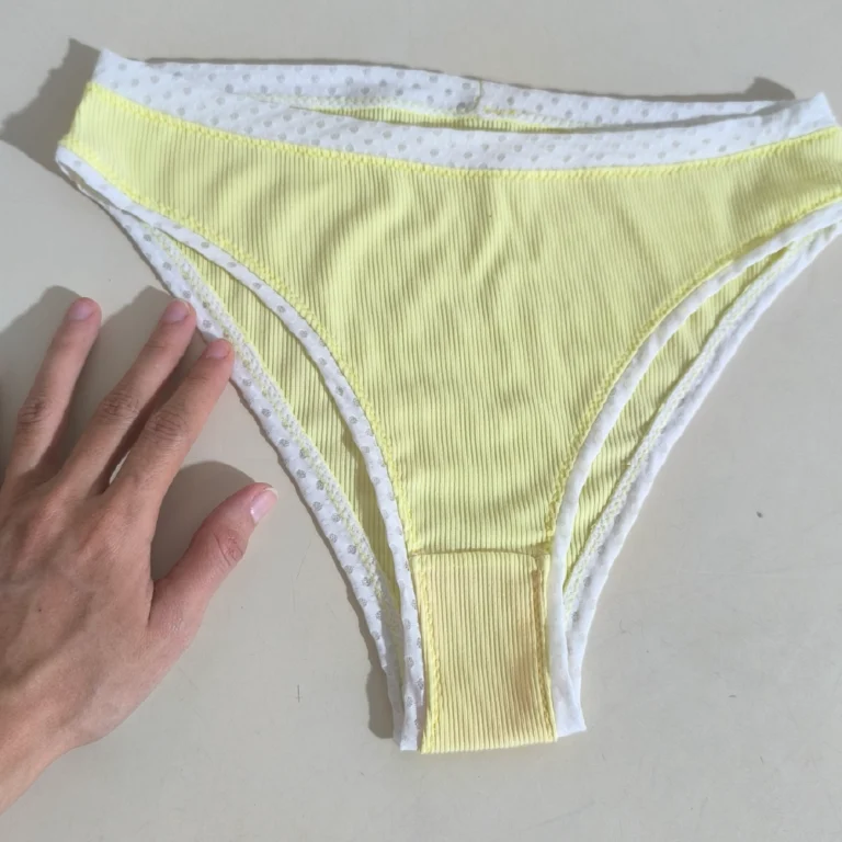 Patrón de costura Panty Li niña en tela amarilla rib con acabados de encaje, ideal para ropa interior infantil DIY.