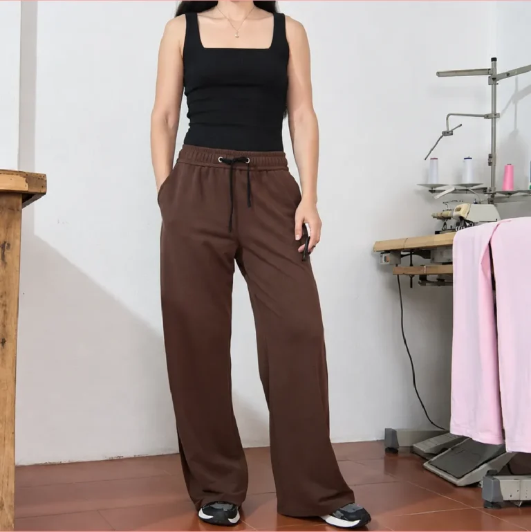Mujer vistiendo el patrón de costura Pantalón Rose de corte wide leg con elástico y bolsillos laterales en estudio.