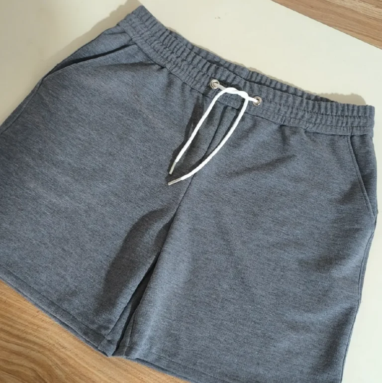 Short deportivo gris con elástico y cordón, confeccionado con el patrón de costura Short Rose Masculino de Meiling Mendoza.