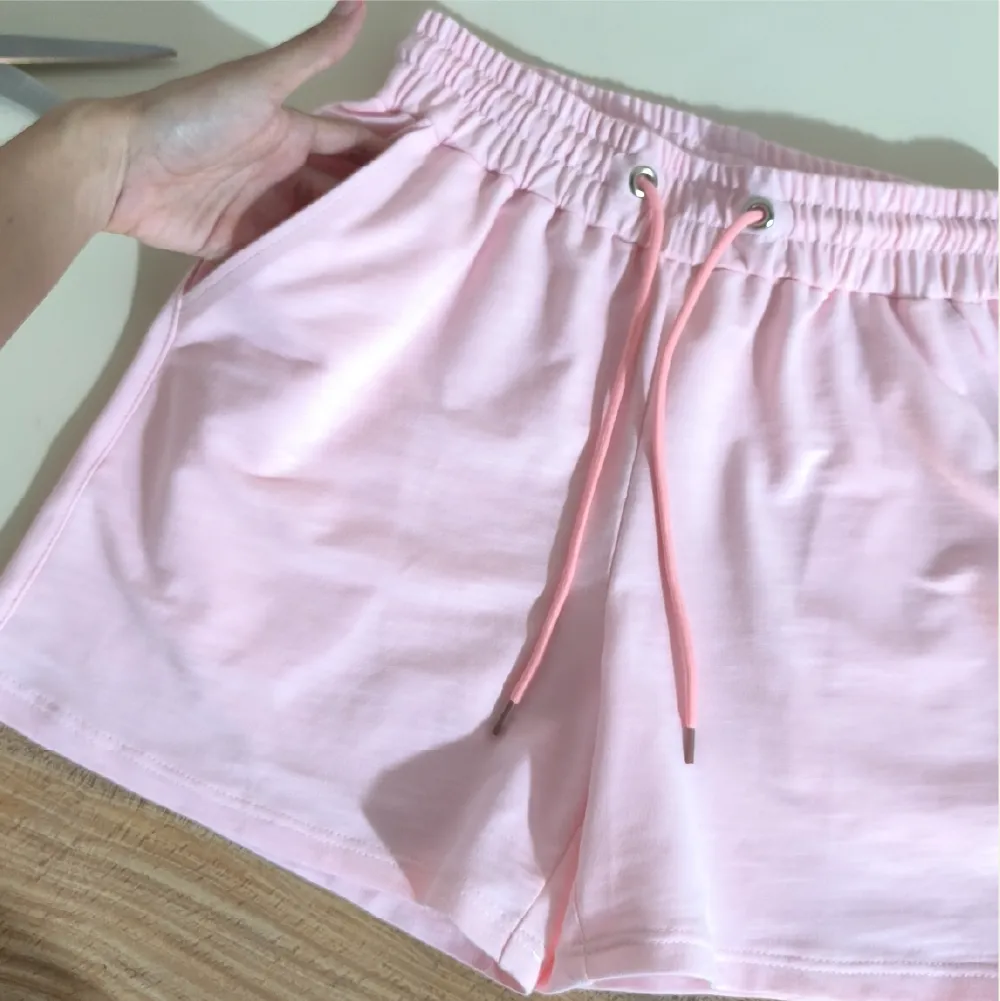 Short Rose de color rosa con pretina elástica y cordón ajustable, un diseño moderno de patrones de costura PDF.